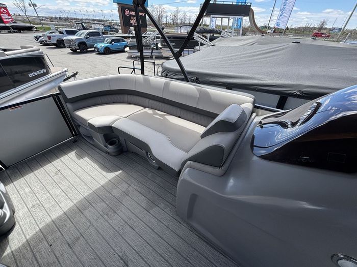 2022 Legend V-Series Lounge 27 Sport Pro Photo 11 of 17