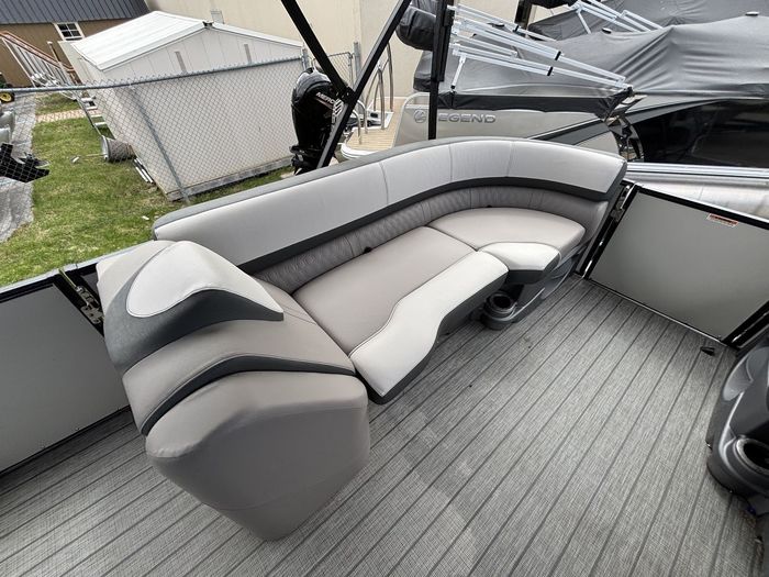 2022 Legend V-Series Lounge 27 Sport Pro Photo 12 of 17
