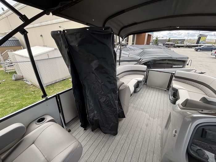 2022 Legend V-Series Lounge 27 Sport Pro Photo 13 of 17
