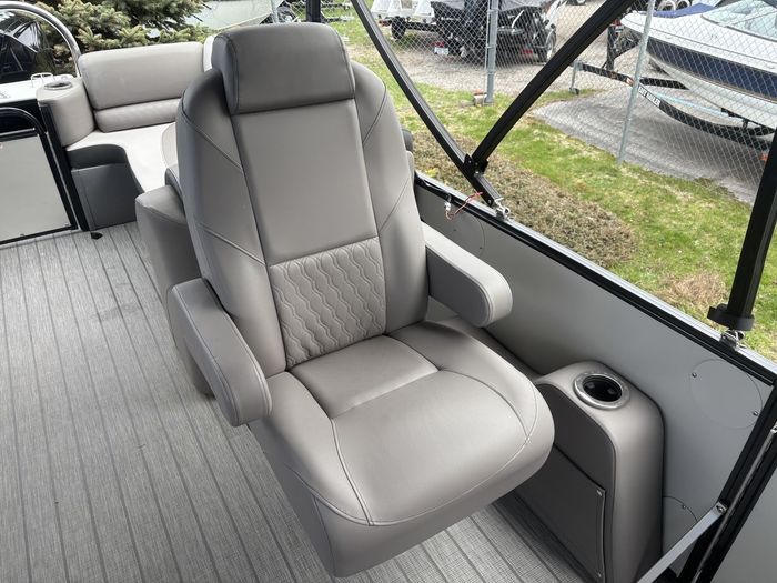 2022 Legend V-Series Lounge 27 Sport Pro Photo 14 of 17