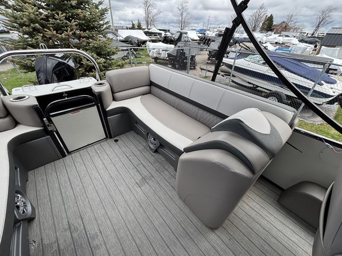 2022 Legend V-Series Lounge 27 Sport Pro Photo 15 of 17