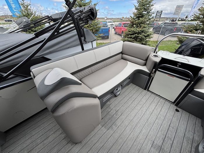 2022 Legend V-Series Lounge 27 Sport Pro Photo 16 of 17