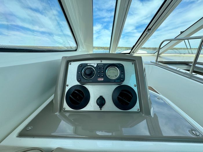 2009 Cruisers Yachts 520 Sports Coupe Photo 48 of 87