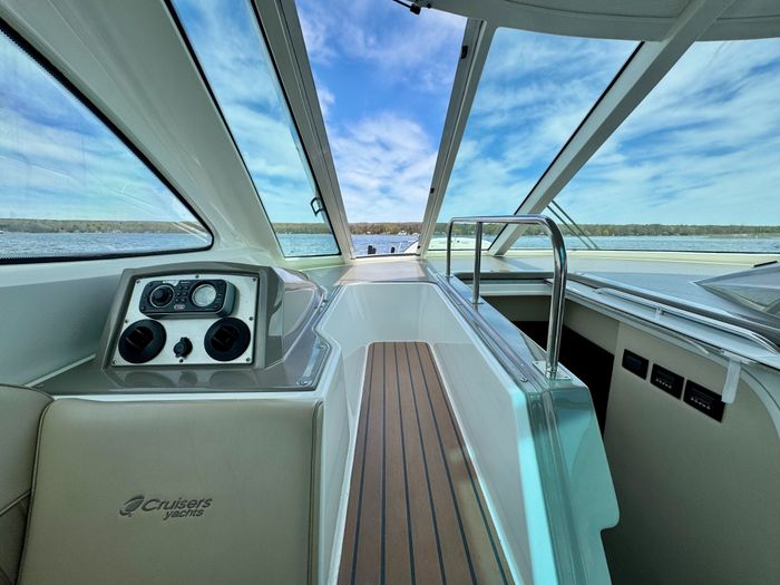 2009 Cruisers Yachts 520 Sports Coupe Photo 49 of 87