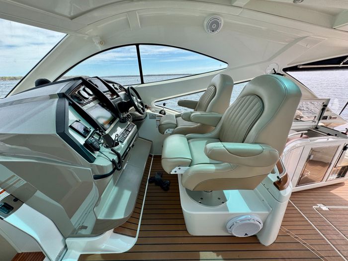 2009 Cruisers Yachts 520 Sports Coupe Photo 33 of 87
