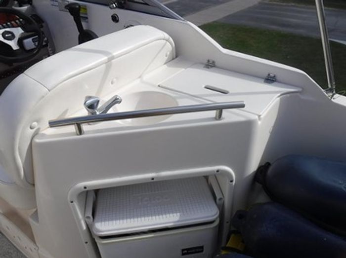 2004 Rinker 250 Fiesta Vee Photo 10 of 41