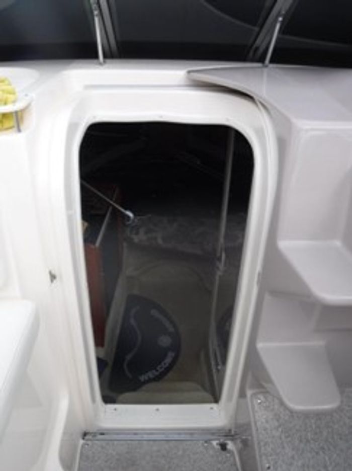 2004 Rinker 250 Fiesta Vee Photo 12 of 41