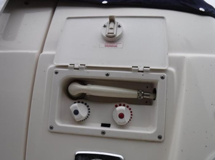 2004 Rinker 250 Fiesta Vee Photo 19 of 41