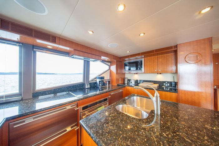 2002 Stryker 76 Sportfish Motor Yacht Photo 56 sur 136