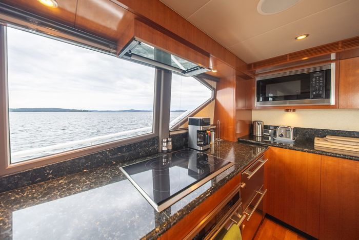 2002 Stryker 76 Sportfish Motor Yacht Photo 57 sur 136