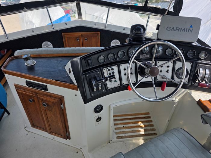 1987 Carver 3607 Aft Cabin Photo 3 sur 19