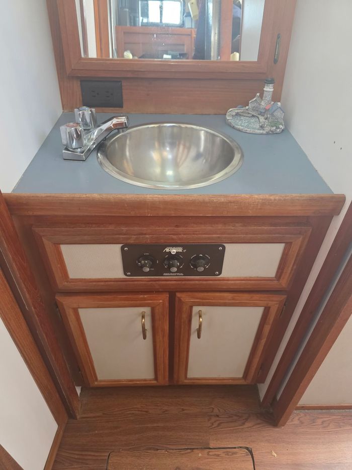 1987 Carver 3607 Aft Cabin Photo 18 sur 19
