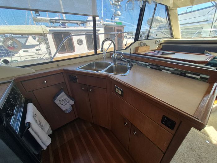 1995 Bayliner 3587 Motor Yacht Photo 13 of 26