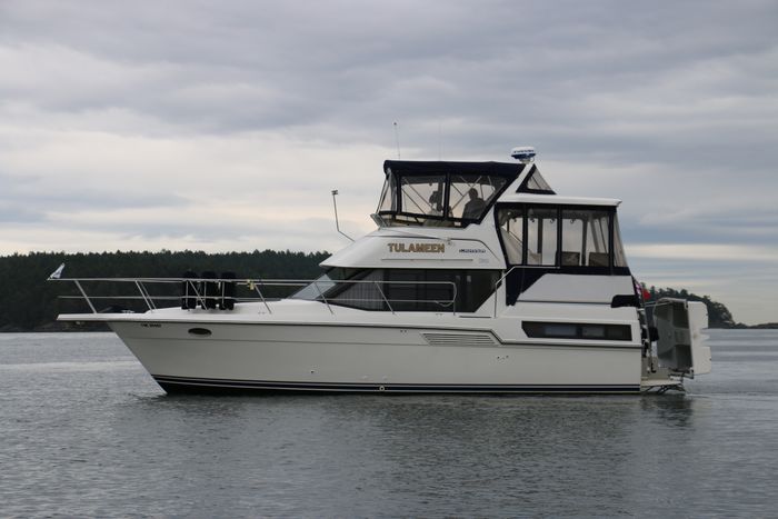 1993 Carver 350 Aft Cabin Motor Yacht Photo 2 of 24