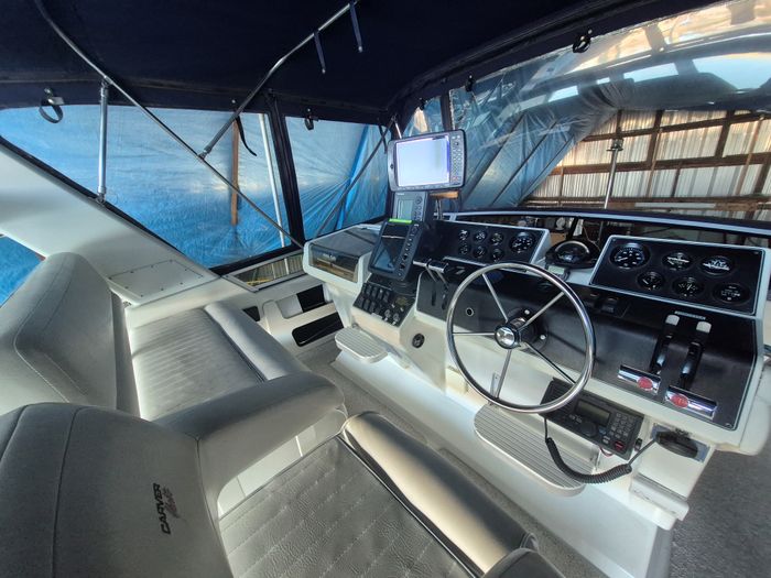 1993 Carver 350 Aft Cabin Motor Yacht Photo 5 of 24