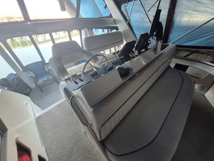 1993 Carver 350 Aft Cabin Motor Yacht Photo 6 of 24