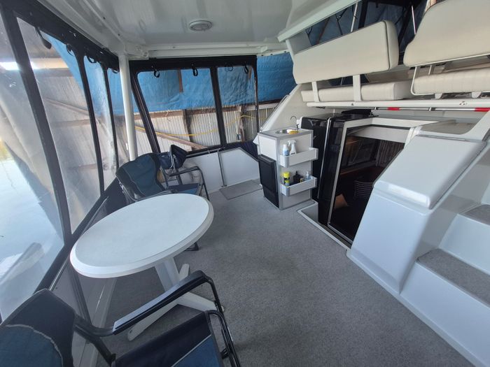 1993 Carver 350 Aft Cabin Motor Yacht Photo 8 of 24