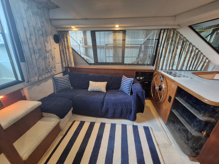 1993 Carver 350 Aft Cabin Motor Yacht Photo 10 of 24