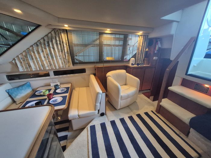 1993 Carver 350 Aft Cabin Motor Yacht Photo 11 of 24