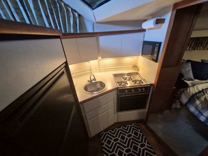1993 Carver 350 Aft Cabin Motor Yacht Photo 13 of 24