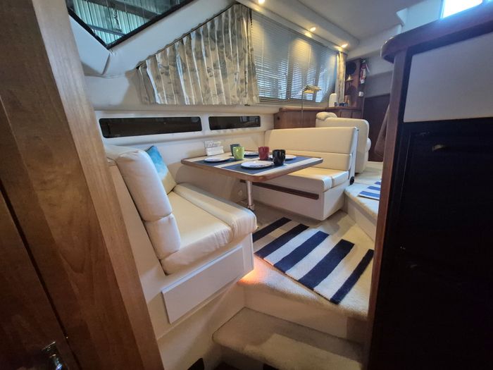 1993 Carver 350 Aft Cabin Motor Yacht Photo 16 of 24