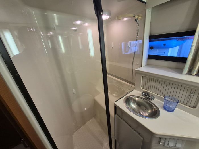 1993 Carver 350 Aft Cabin Motor Yacht Photo 20 of 24