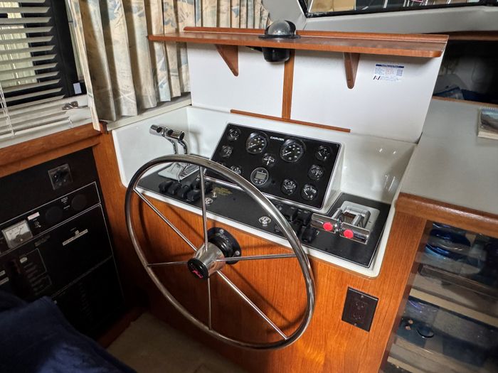 1993 Carver 350 Aft Cabin Motor Yacht Photo 21 of 24