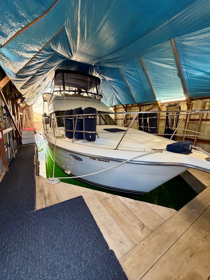 1993 Carver 350 Aft Cabin Motor Yacht Photo 24 of 24