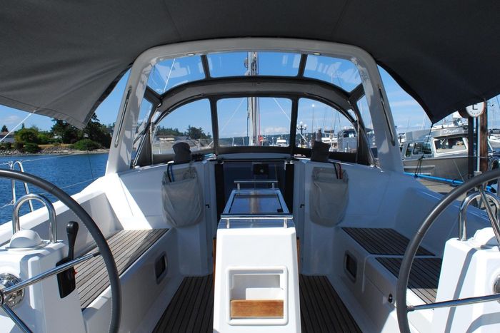 2015 Beneteau Oceanis 38 Photo 2 of 59