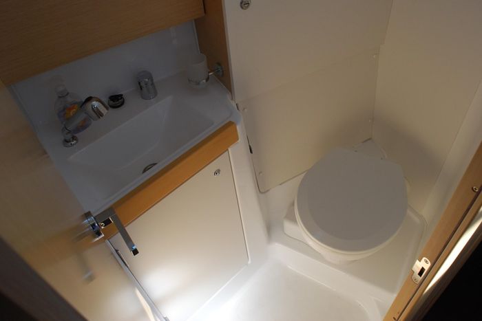 2015 Beneteau Oceanis 38 Photo 8 of 59