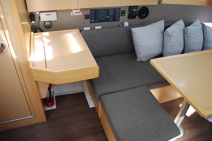2015 Beneteau Oceanis 38 Photo 17 of 59