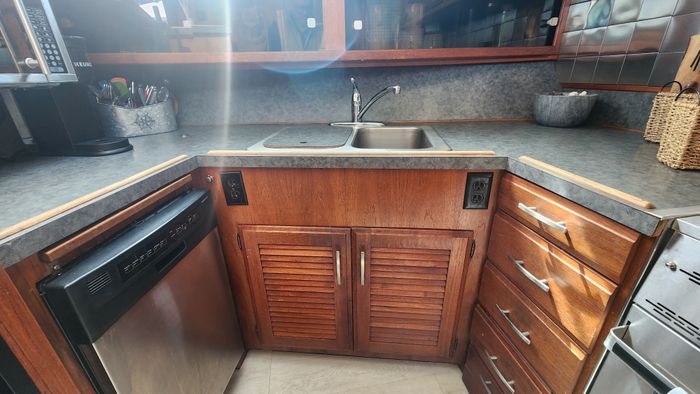 1981 Tollycraft 43 Tri Cabin Photo 45 of 59
