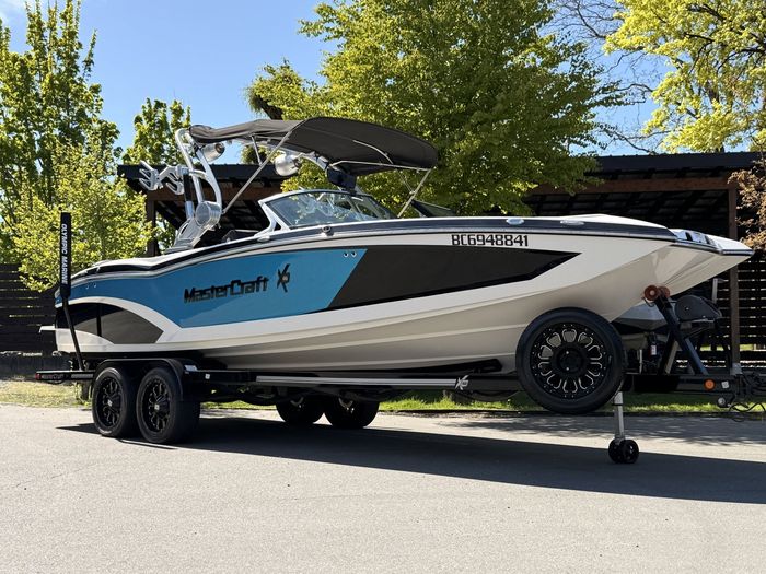 2016 MasterCraft X46 Photo 2 of 61