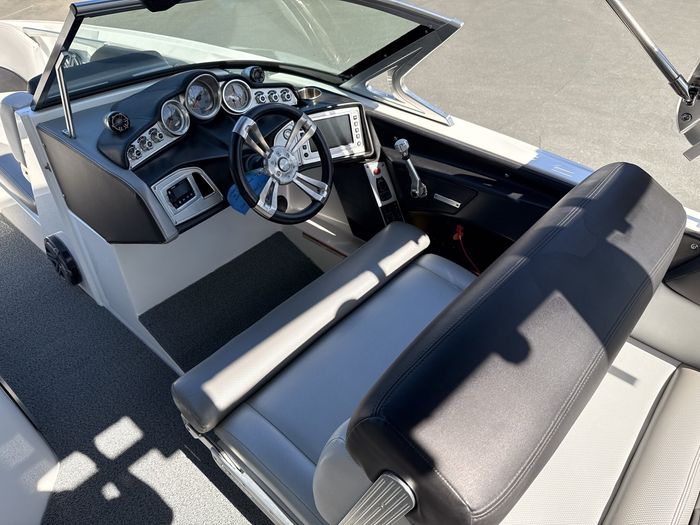 2016 MasterCraft X46 Photo 27 of 61