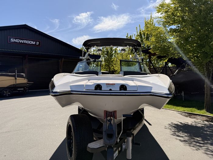 2016 MasterCraft X46 Photo 10 of 61