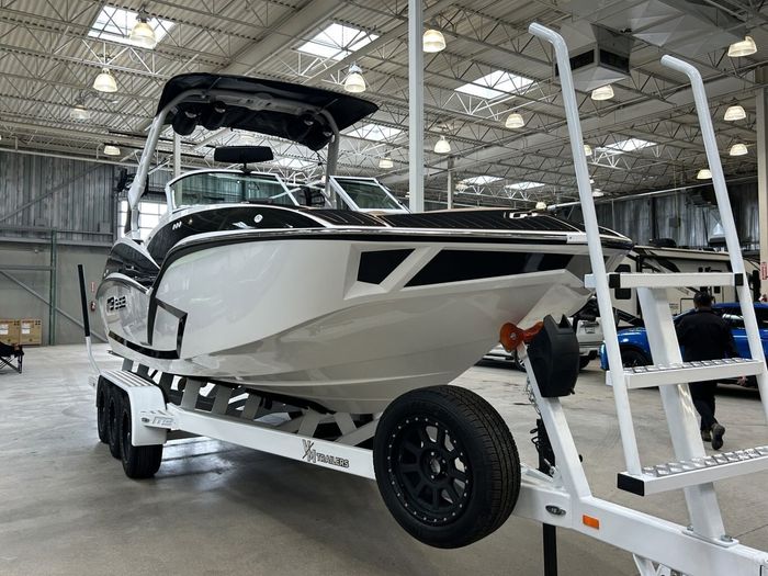 2025 MB Sports B52 25 ALPHA $324/week   Ultimate Exceptional Surf Photo 5 sur 20
