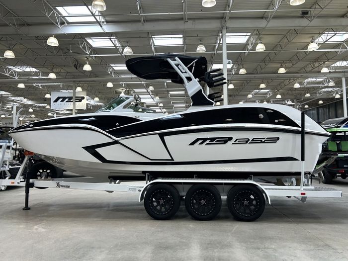 2025 MB Sports B52 25 ALPHA $324/week   Ultimate Exceptional Surf Photo 2 sur 20