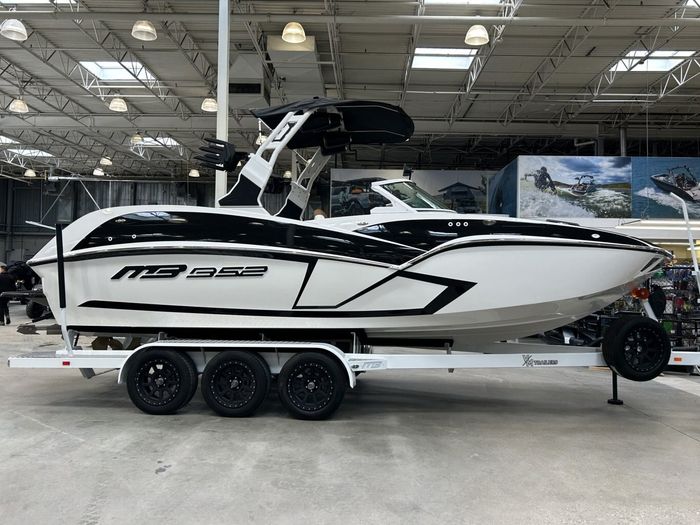 2025 MB Sports B52 25 ALPHA $324/week   Ultimate Exceptional Surf Photo 6 sur 20