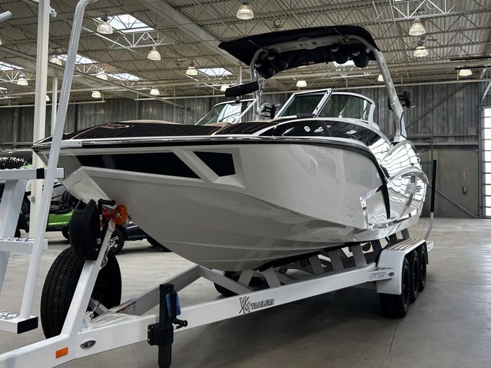 2025 MB Sports B52 25 ALPHA $324/week   Ultimate Exceptional Surf Photo 3 sur 20