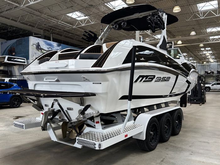 2025 MB Sports B52 25 ALPHA $324/week   Ultimate Exceptional Surf Photo 7 sur 20