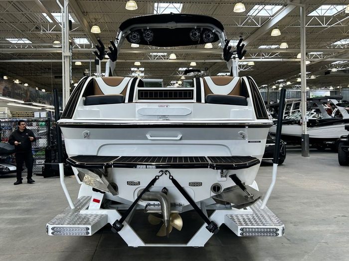 2025 MB Sports B52 25 ALPHA $324/week   Ultimate Exceptional Surf Photo 8 sur 20