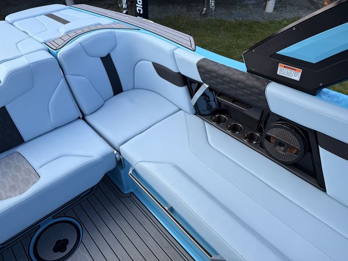 2023 MasterCraft XT22 Photo 28 of 66