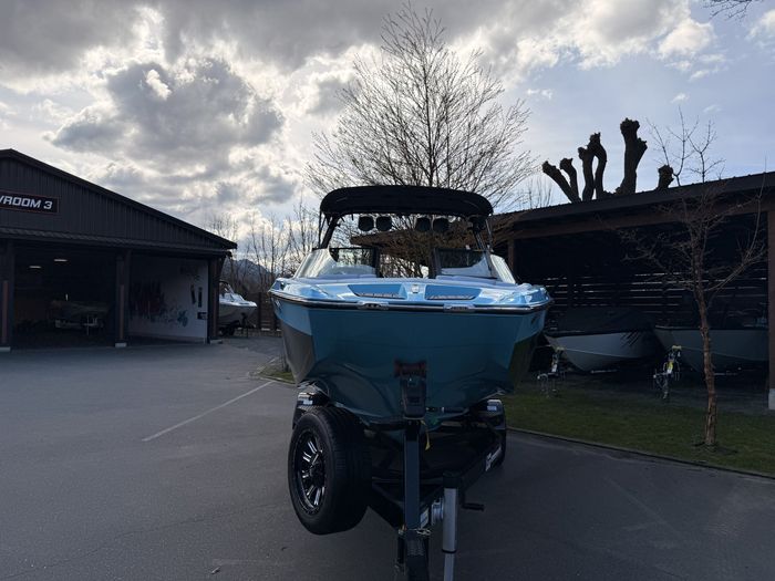 2023 MasterCraft XT22 Photo 9 of 66