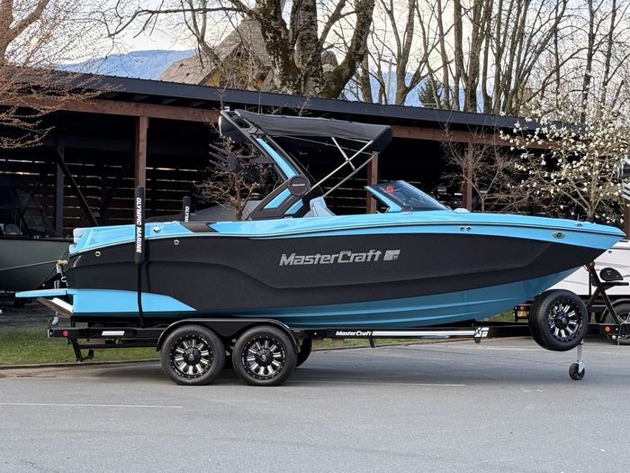 2023 MasterCraft XT22 Photo 11 of 66