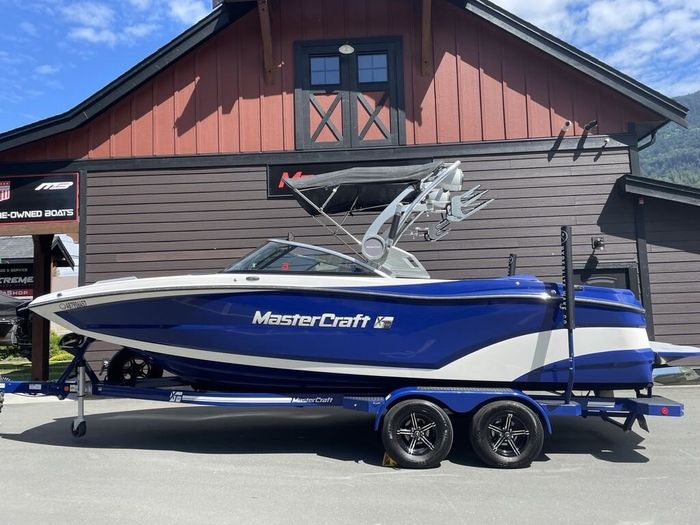 2021 MasterCraft XT22 Photo 2 of 16