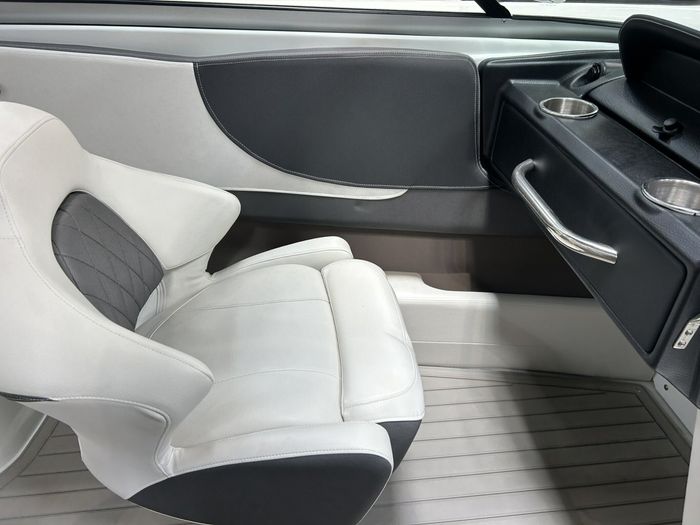 2022 Crownline 220 SS Surf $271/week   Experience ! Photo 13 of 17