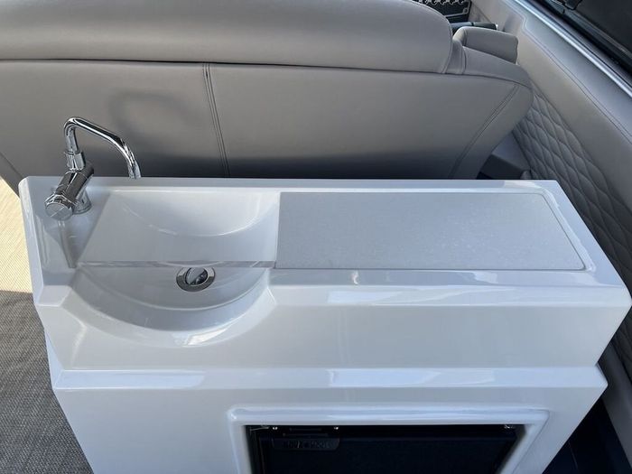 2018 Cruisers Yachts 338 Bow Rider Photo 26 of 44