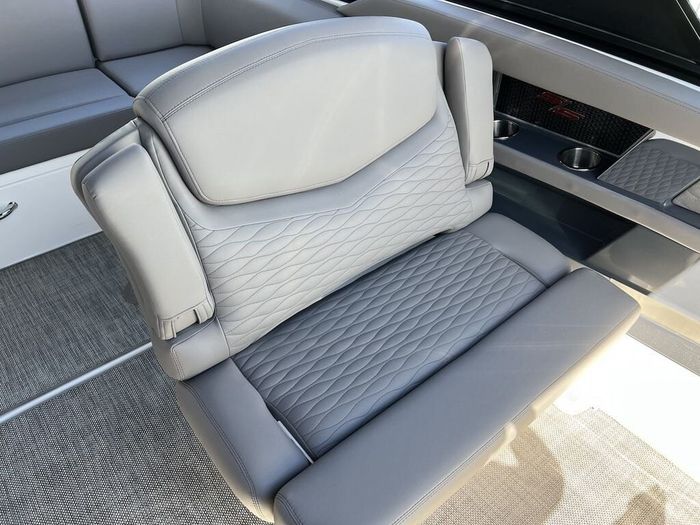 2018 Cruisers Yachts 338 Bow Rider Photo 29 of 44