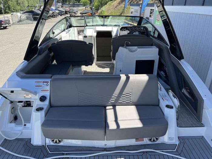 2018 Cruisers Yachts 338 Bow Rider Photo 23 of 44