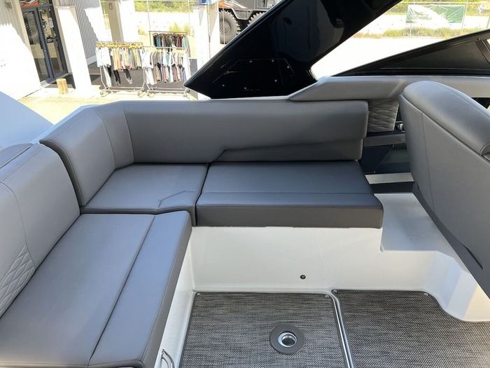 2018 Cruisers Yachts 338 Bow Rider Photo 27 of 44